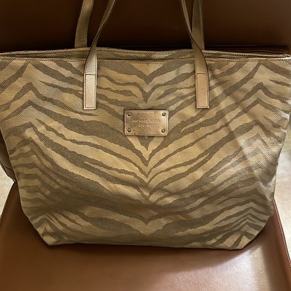 Michael Kors large shoulder bag nice print and color gold and tan - Picture 6 of 7